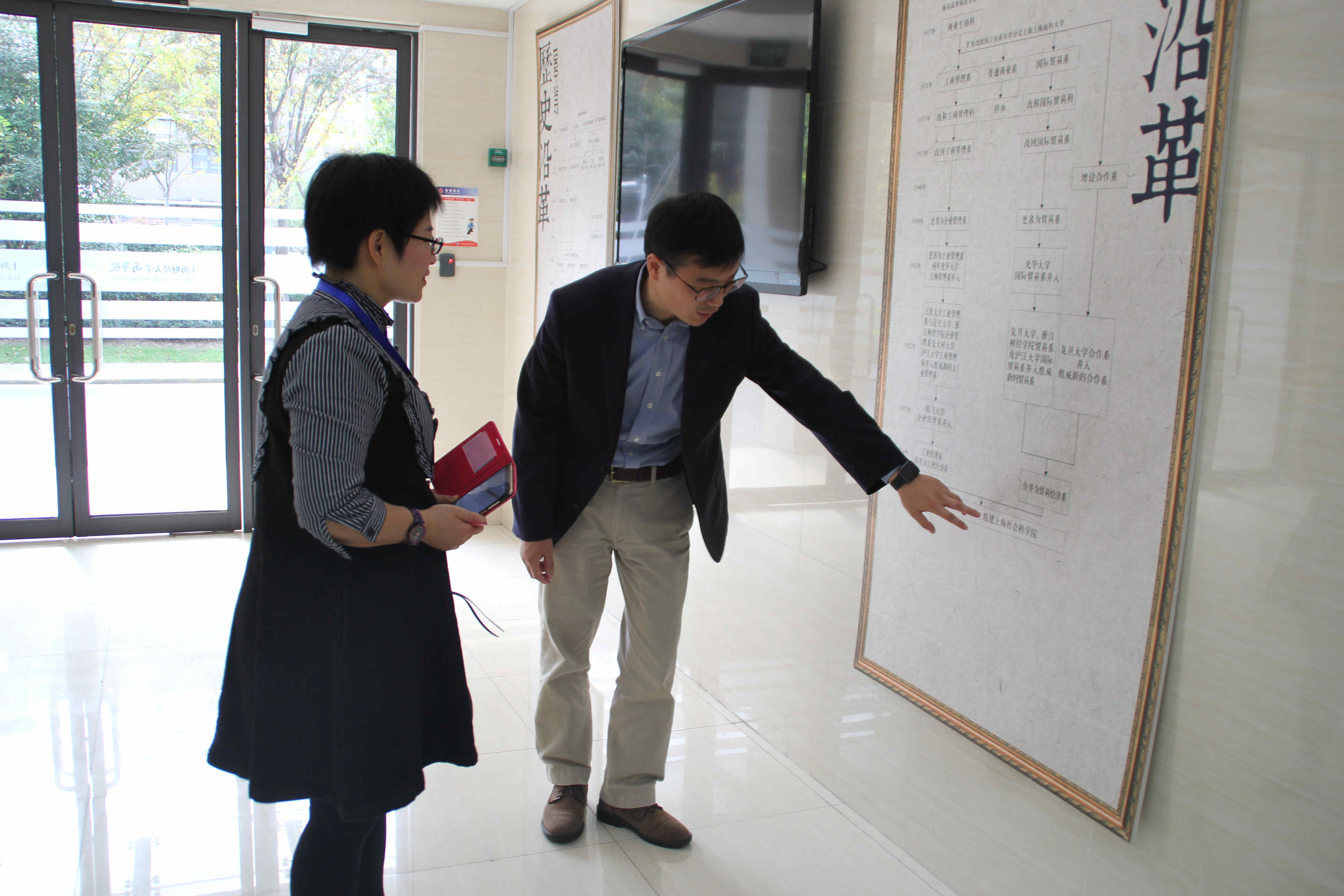 2.十大赌博正规信誉网址常务副经理魏航讲解学院历史沿革.jpg