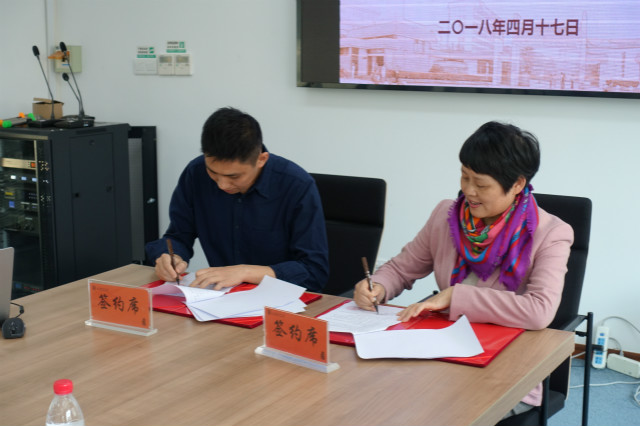 上财emba校友刘梅英女士参加签字仪式