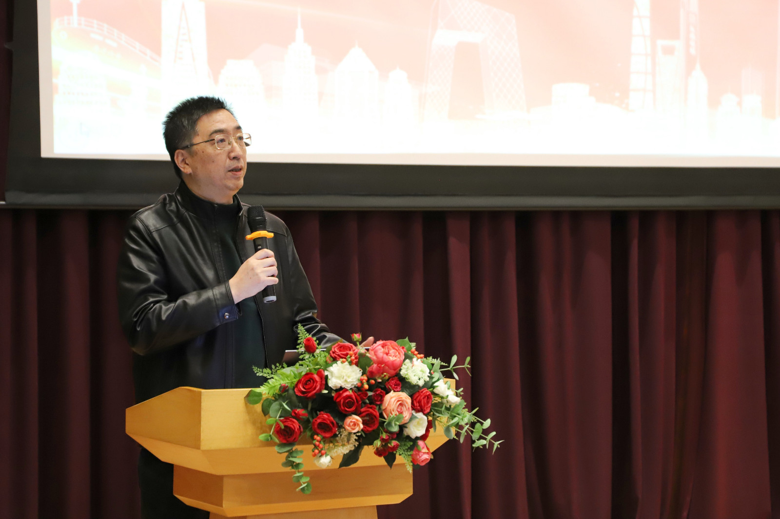 12 商学院校友会副会长兼秘书长郑峥嵘.jpg 12 商学院校友会副会长兼秘书长郑峥嵘.jpg