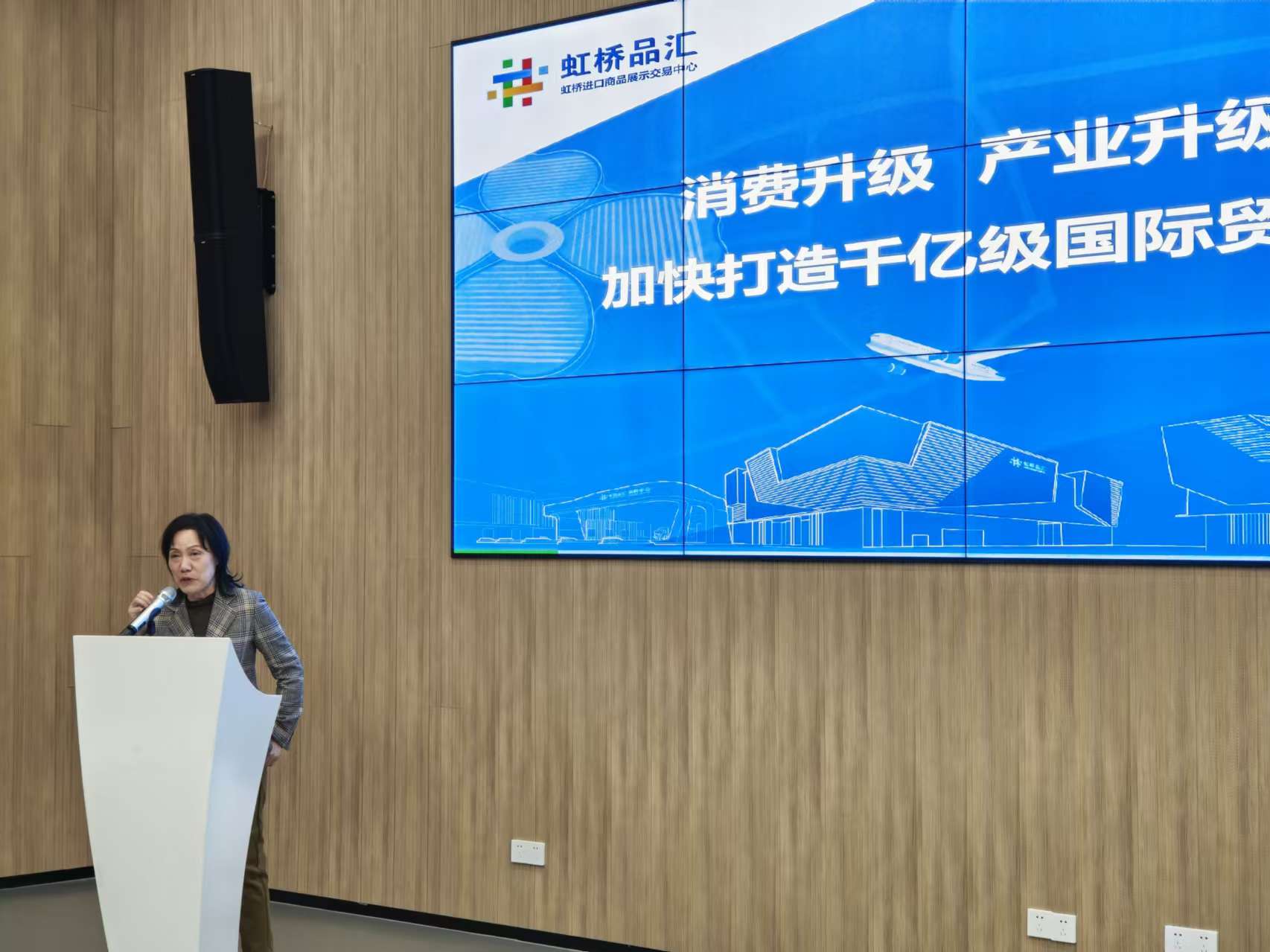 劳帼龄讲.jpg 劳帼龄讲.jpg